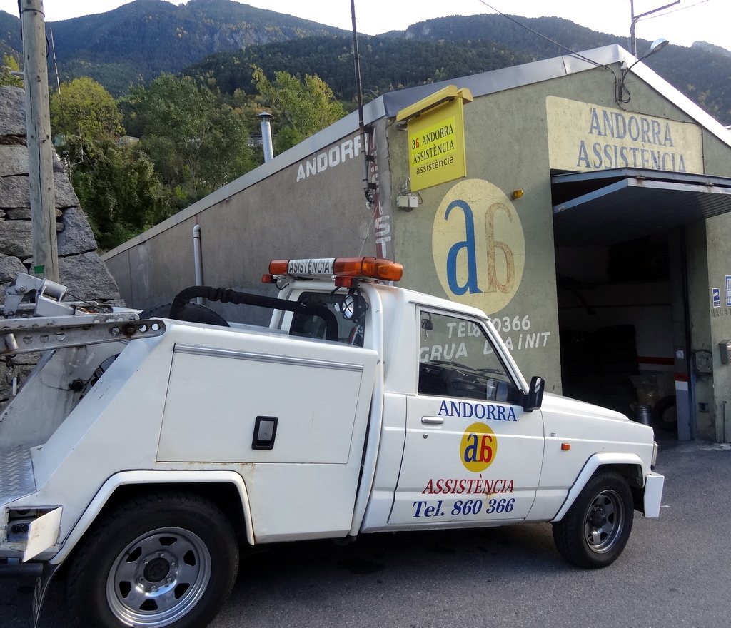 ASSISTÈNCIA EN CARRETERA a TOT ANDORRA | VEHICLES I GRUES D'ASSISTÈNCIA . A Andorra Assistència oferim un servei d'assistència en carretera 24h. al día, 365 dies l'any. Per això, comptem amb una àmplia i innovadora flota de vehicles, totalment equipats, per tal de satisfer la totalitat de serveis que se'ns requereixen. Vehicle taller (per realitzar l'assistència en carretera i reparar el vehicle "In situ" sempre que sigui possible) Grua 4x4 (per a l'assistència en carretera o zones de difícil accés, boscoses o subterranis) Grua plataforma de fins a 6.5 metres de longitud per tal de carregar tot tipus de vehicles de fins a 3500 kg, tunning... Plataformes equipades per tal de portar fins a dos vehicles a la vegada. Furgó taller, totalment equipat, per a reparacions de vehicles industrials. Furgoneta per remolcar motocicletes. Pluma per a rescat de vehicles Grua per retirada de vehicles bloquejats Grua per a camions i autocars
